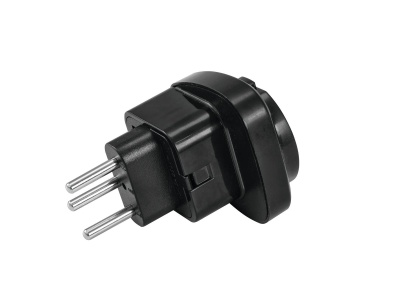 Adaptador de tomada preto com pinos metálicos em fundo branco