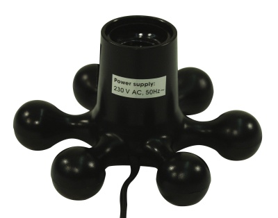 Base preta com cinco prolongamentos arredondados e etiqueta com texto Power supply: 230 V AC, 50Hz
