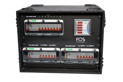 Painel elétrico preto com disjuntores vermelhos e etiquetas verdes, painel frontal com texto FOS