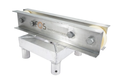 Rolo transportador industrial metálico com roletes amarelos e texto FOS technologies