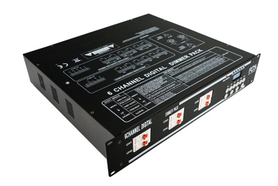 Equipamento electrónico preto com texto branco e conectores vermelhos e brancos