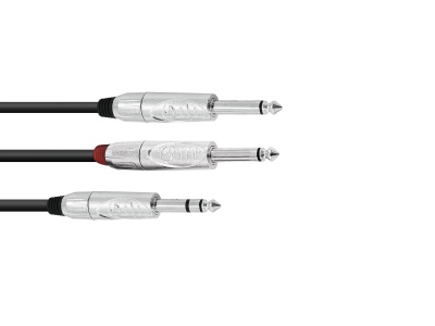 Três cabos de áudio com conectores jack prateados e detalhes em preto e vermelho