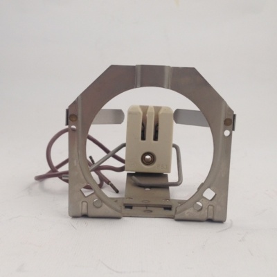 Suporte metálico com peça plástica branca e fios roxos sobre fundo branco