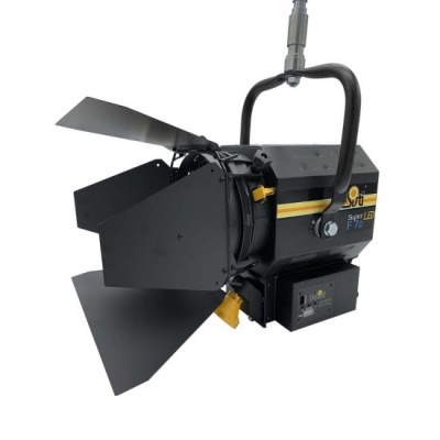 Projetor de iluminação preto com abas metálicas ajustáveis e texto Sun Super LED F70