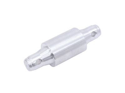 Conector metálico cilíndrico prateado com orifícios nas extremidades