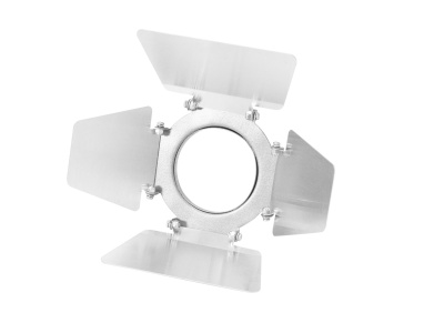 Difusor metálico prateado com abas ajustáveis para iluminação