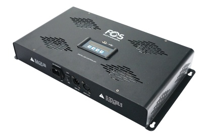 Dispositivo eletrónico retangular preto com display digital e orifícios de ventilação.