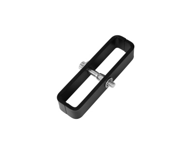 Peça metálica preta retangular com parafuso prateado no centro sobre fundo branco