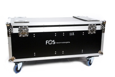 Caixa preta de transporte com rodízios e fechos metálicos