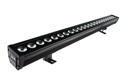 Barra de luz LED linear preta com 24 lentes e suporte de fixação.