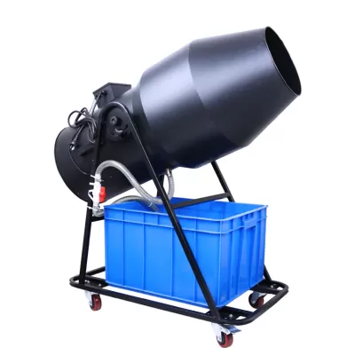 Betoneira preta em metal com contentor azul numa estrutura com rodas.