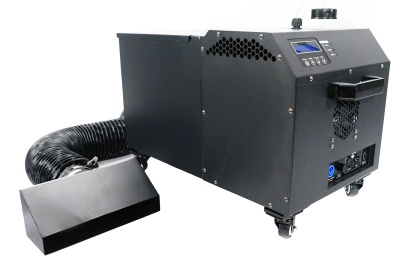 Máquina preta com painel digital azul e tubo flexível preto