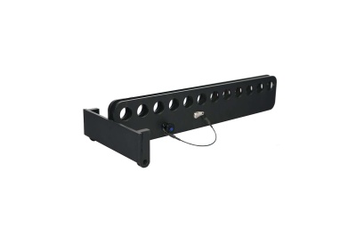 Suporte metálico preto com orifícios circulares e cabo