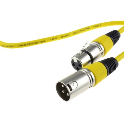 Cabo de microfone amarelo com conectores XLR metálicos e texto no cabo