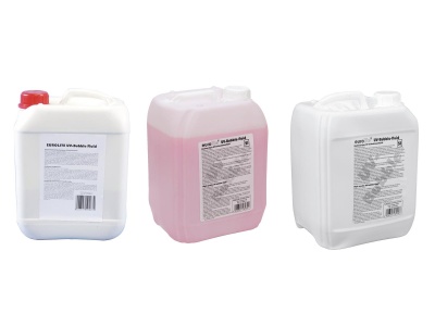 Três bidões plásticos de líquidos com rótulos e tampas diferentes.