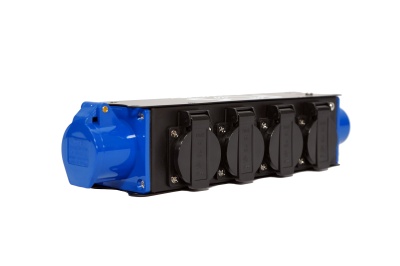 Filtro elétrico preto com cinco tomadas, uma azul, em fundo branco