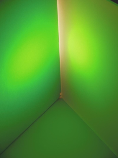 Canto interior com paredes iluminadas de verde