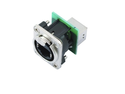 Conector de áudio preto com metal e placa verde em fundo branco