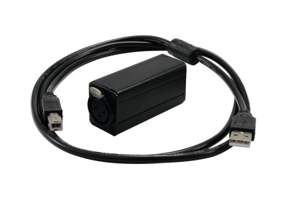 Cabo adaptador preto com USB e entrada XLR em fundo branco