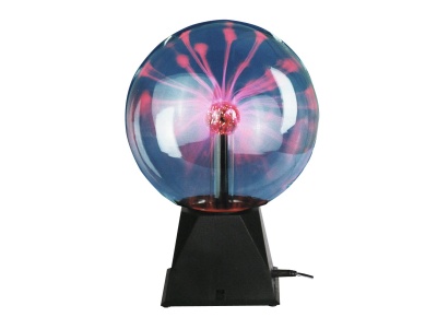 Globo plasma esfera transparente com descargas elétricas rosa e azul em base preta.
