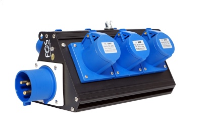 Divisor de energia elétrica com três tomadas e uma ficha azul