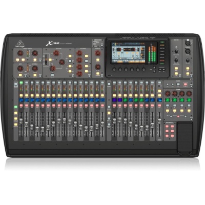Mesa de mistura digital Behringer X32 com diversos controlos e ecrã tátil.