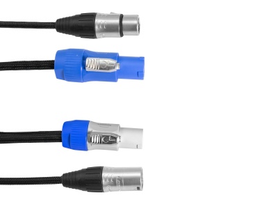 Quatro cabos de áudio com conectores XLR em fundo branco