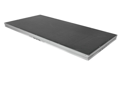 Prancha retangular para palco com superfície preta e bordas metálicas.