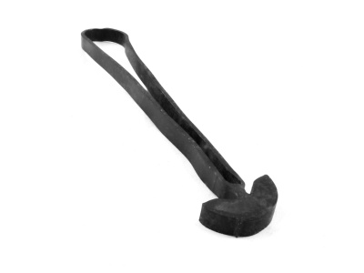 Ferramenta preta com formato de cunha e pega curva sobre fundo branco