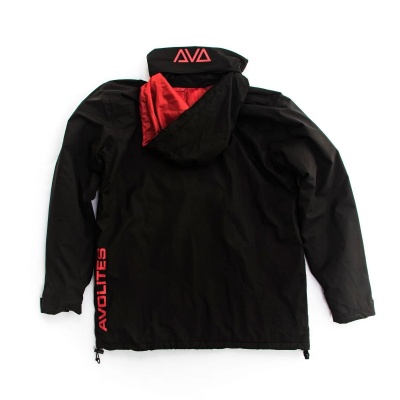 Casaco preto com capuz e texto vermelho