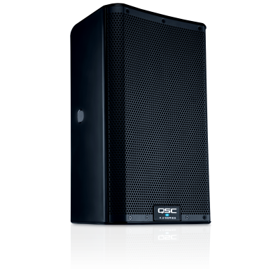 Coluna de som preta com grelha metálica frontal e etiqueta QSC K-SERIES
