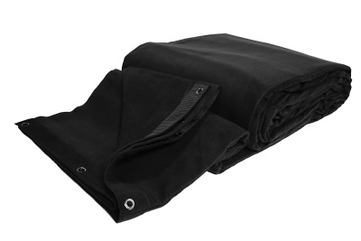 Lona preta com ilhós metálicos dobrada sobre fundo branco