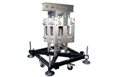 Estrutura metálica industrial em aço inoxidável com rodas e suportes ajustáveis