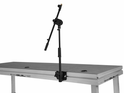Suporte de microfone preto ajustável numa mesa cinza GUIL