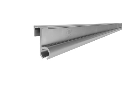 Perfil ou trilho metálico de alumínio prateado com detalhe curvado