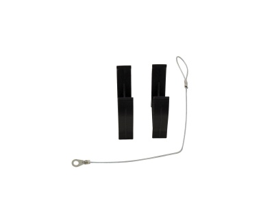 Presilhas pretas e cabo de aço com terminal redondo sobre fundo branco