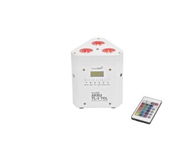 Adaptador elétrico branco com três tomadas e controle remoto colorido