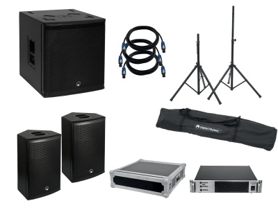 Conjunto de equipamento de áudio com colunas, subwoofer, cabos, estativas, mala de transporte e amplificador