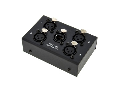 caixa preta com conectores XLR numerados de 1 a 4 e texto SL405 DMX Speak Box Pak