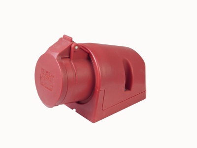 Tomada industrial vermelha com tampa articulada sobre fundo branco