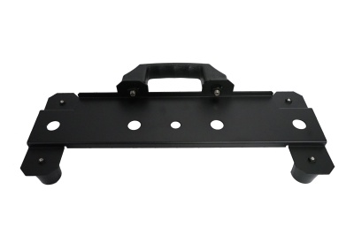 Suporte metálico preto com orifícios e pega rectangular