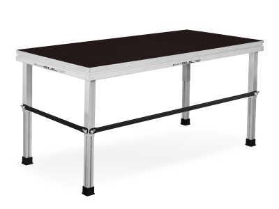 Mesa de trabalho preta com estrutura metálica prateada e barras pretas de reforço