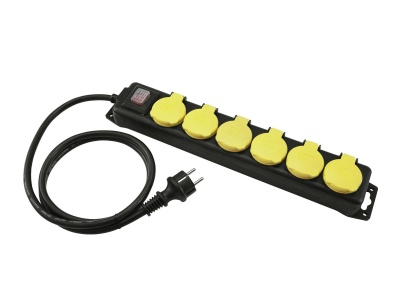 Régua de tomada preta com tampas amarelas e cabo preto