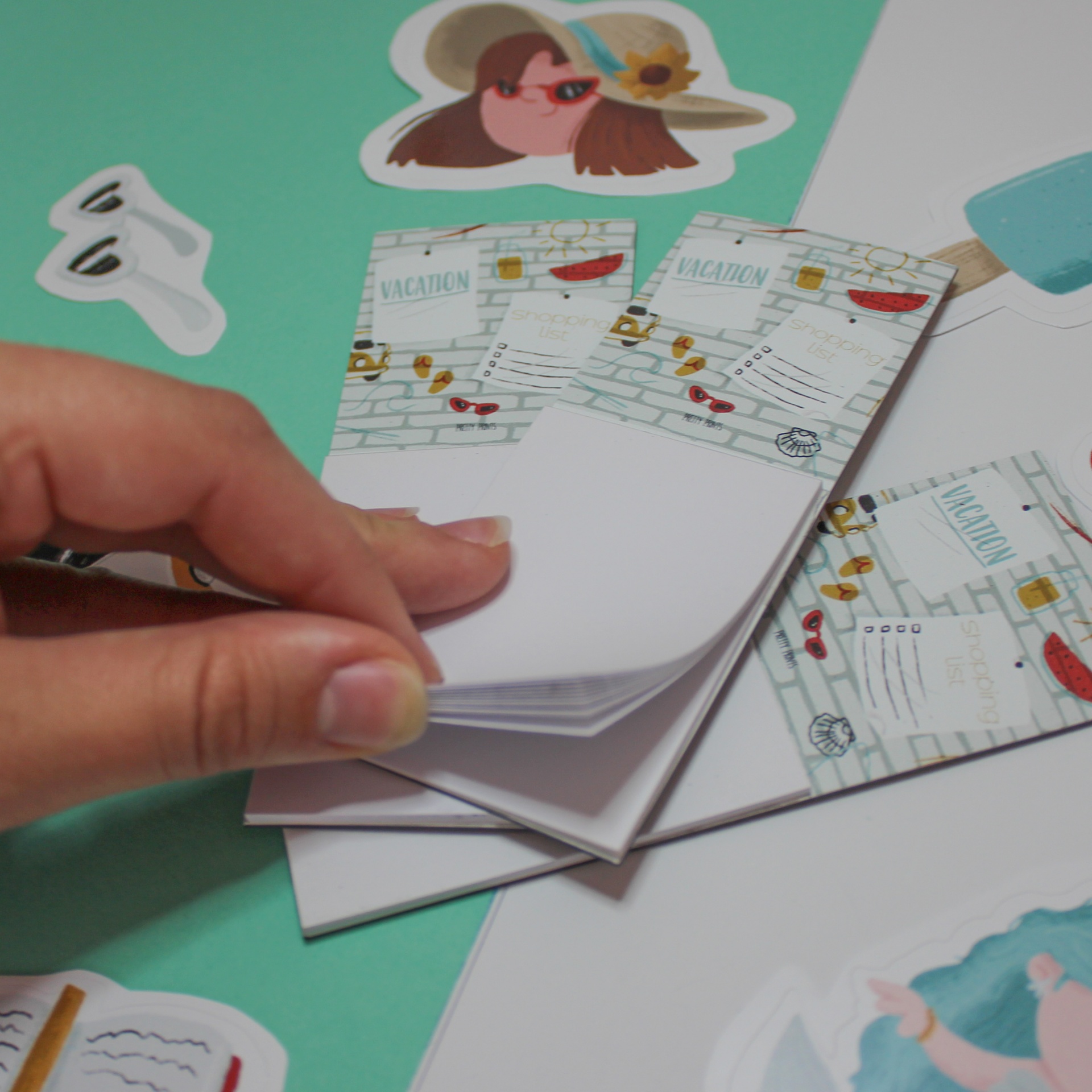 Bloco de notas temático de férias com ilustrações coloridas e autocolantes ao redor