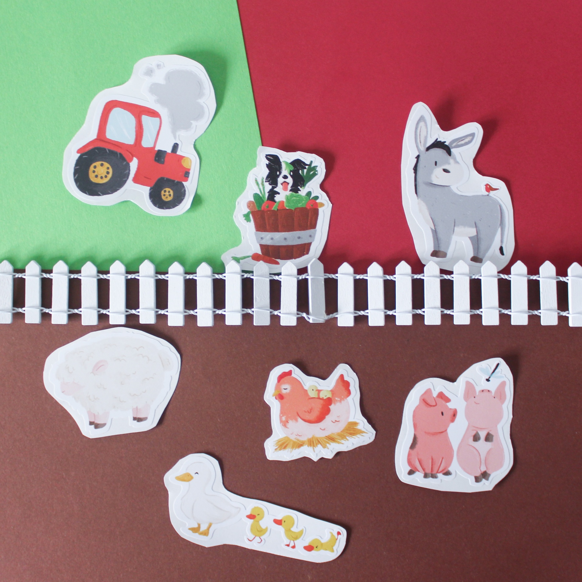 Adesivos de animais da quinta e trator sobre fundo colorido e cerca branca