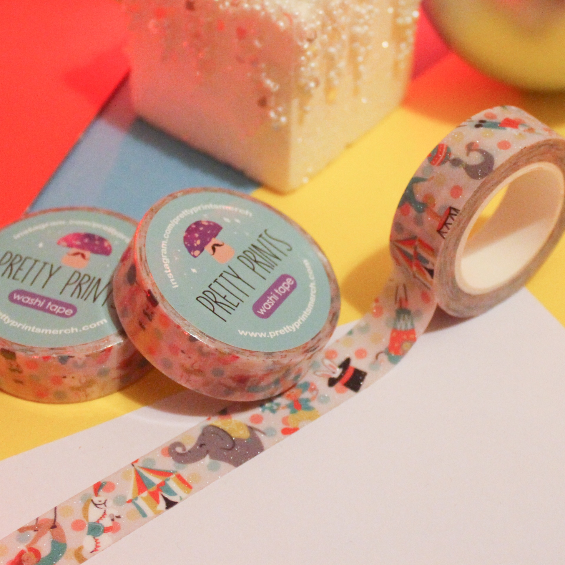 Três rolos de fita washi colorida com animais e etiquetas azuis claras