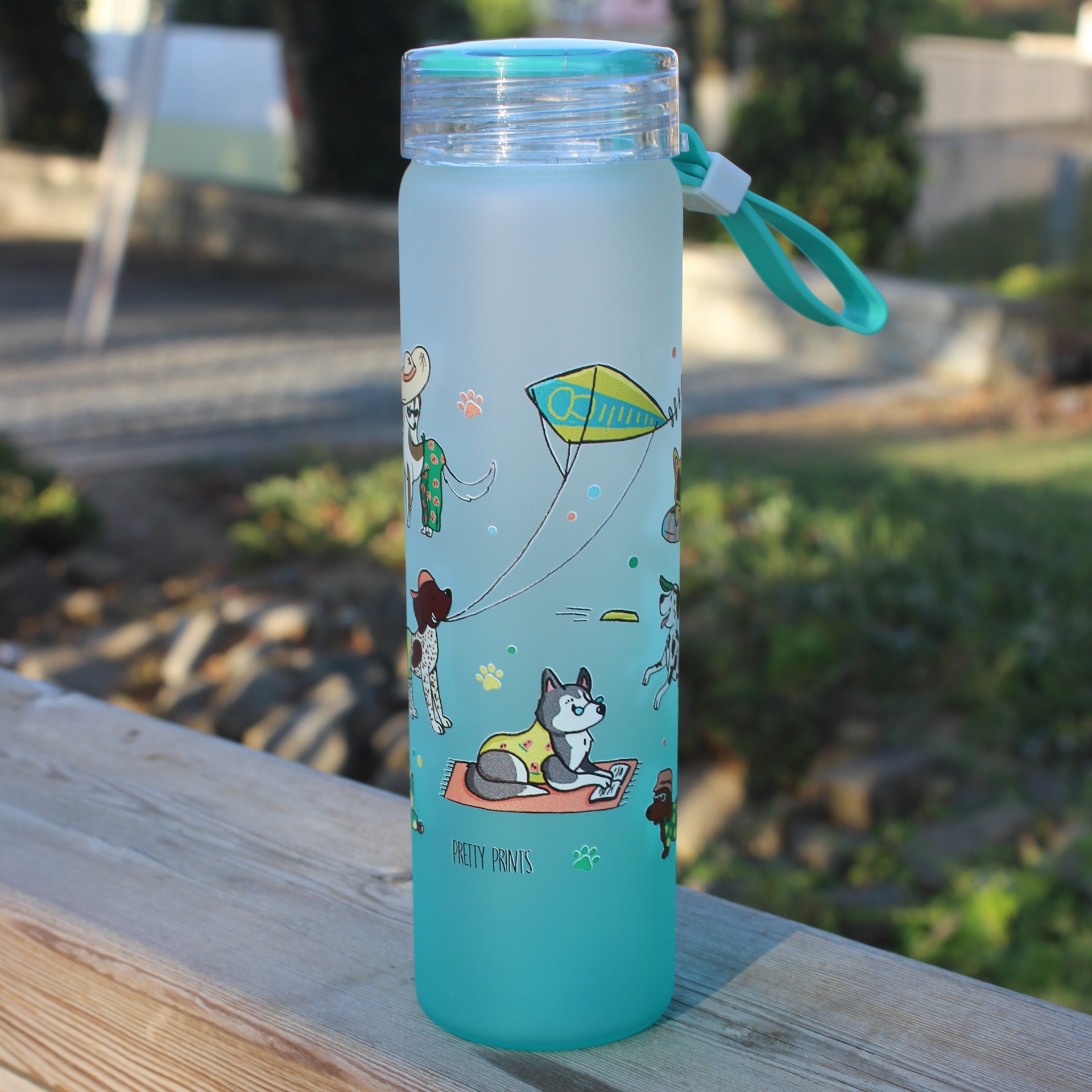 Garrafa de água de plástico com ilustrações de cães e balões