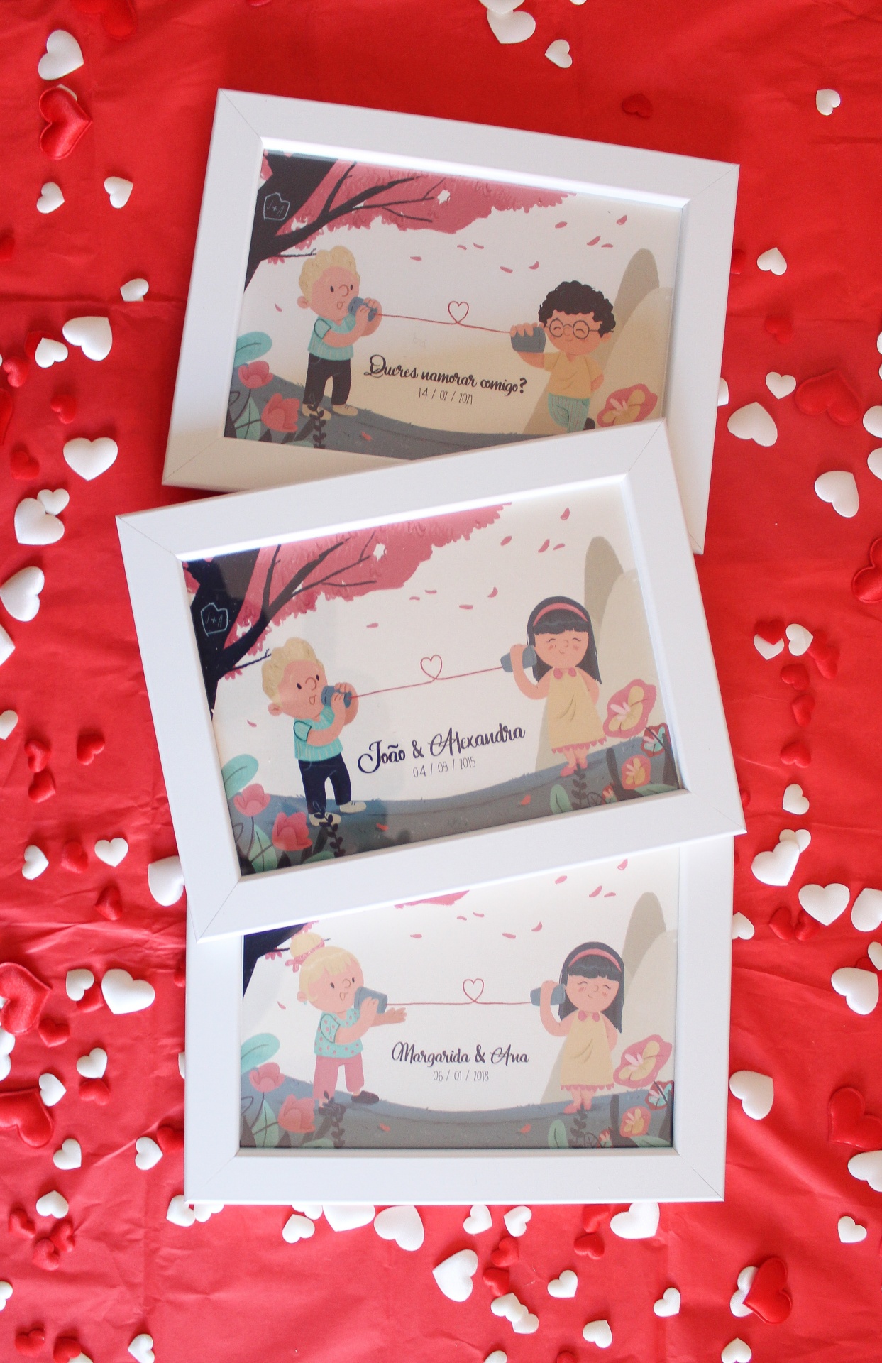 Três quadros com ilustrações de crianças comunicando por telefone de lata sobre fundo vermelho com corações