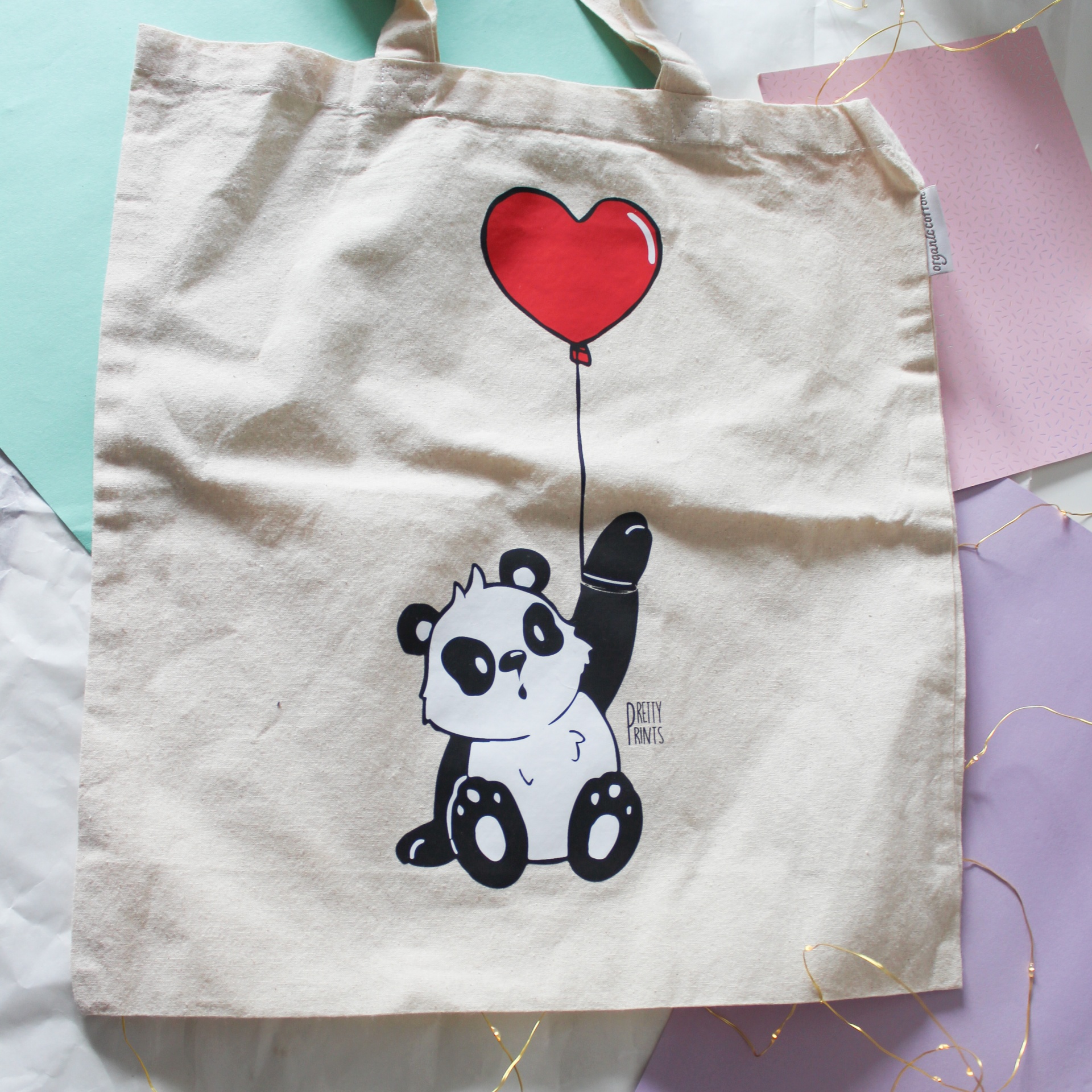 Saco tecido branco com ilustração panda e balão vermelho em forma de coração