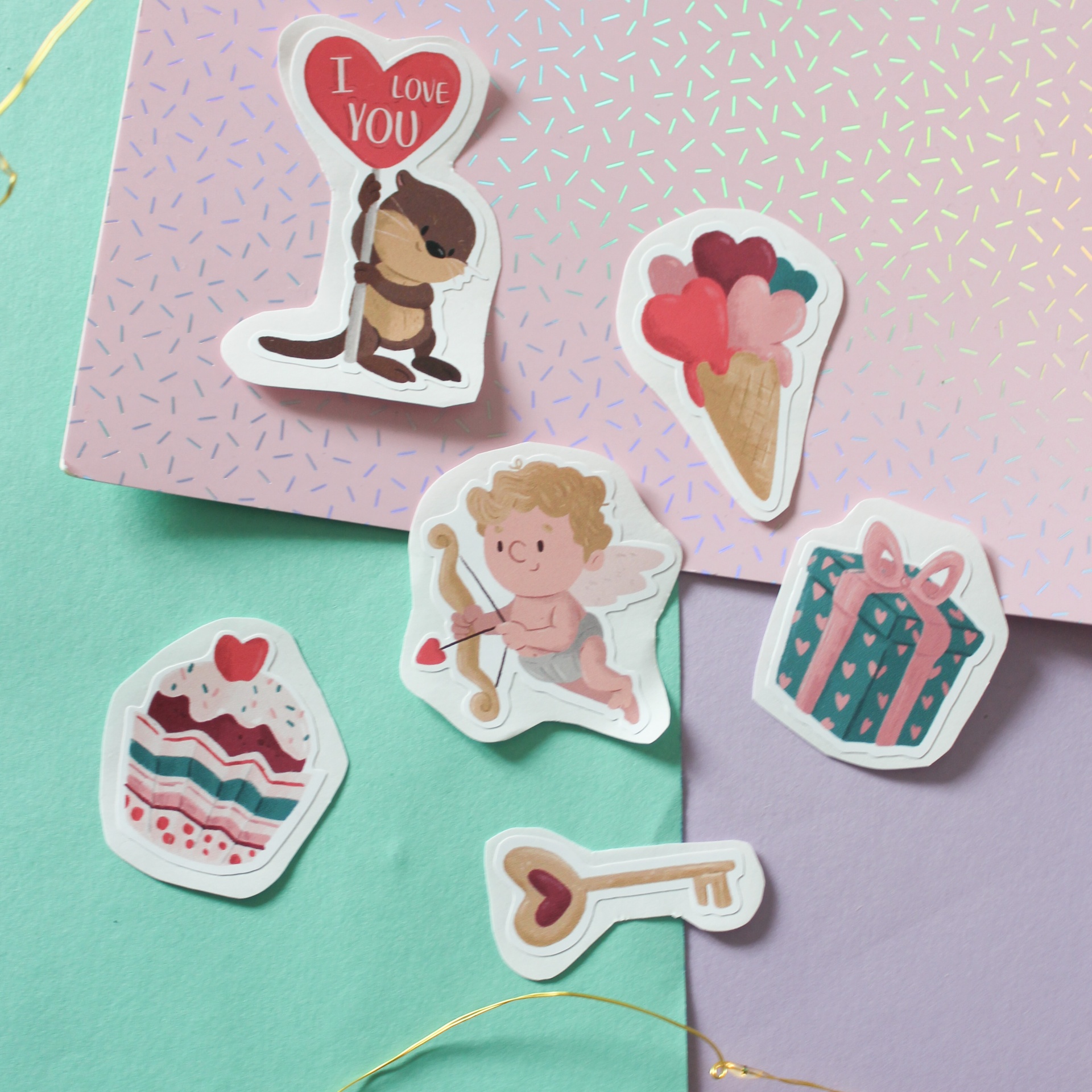 Adesivos coloridos com desenhos de cão, gelado, bolo, cupido, presente e chave